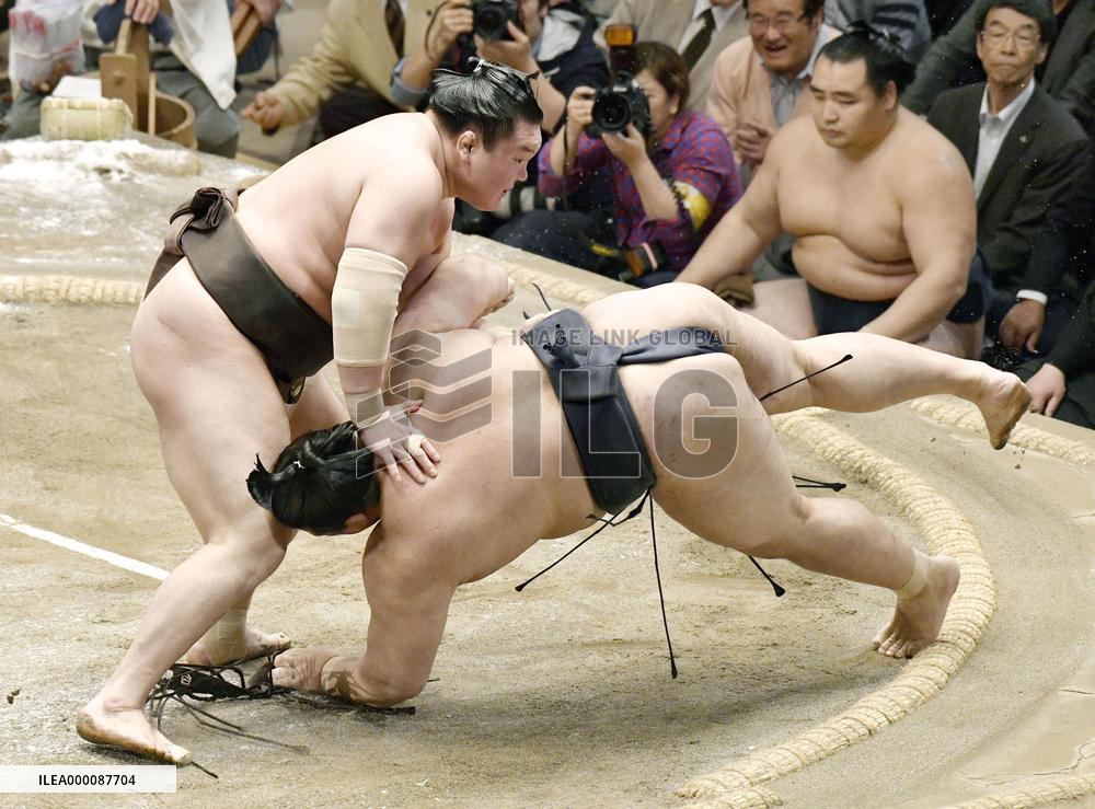 Sumo: Hakuho outlasts Kisenosato in thrilling match of undefeated