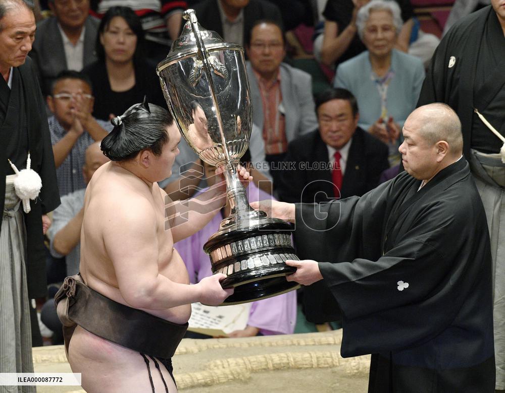 Hakuho wraps up Summer basho in style with 15th win