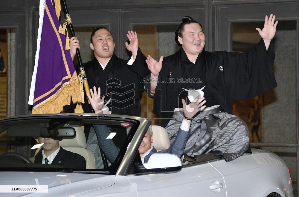 Hakuho wraps up summer sumo tournament in style with 15th win