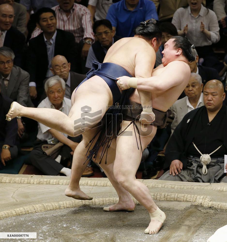 Hakuho wraps up Summer basho in style with 15th win