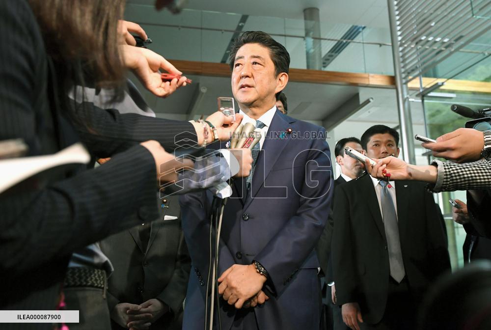 Abe leaves for G-7 summit