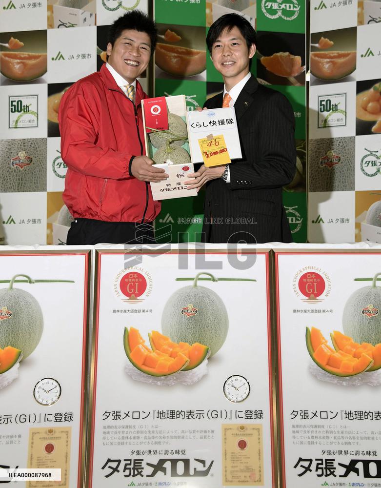 Hokkaido melons fetch record 3 million yen at season's 1st auction