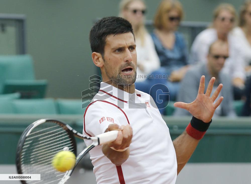 Djokovic plays in French Open 2nd round