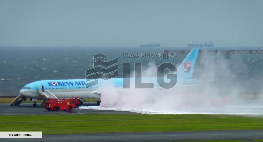 White smoke pours from KAL aircraft engine