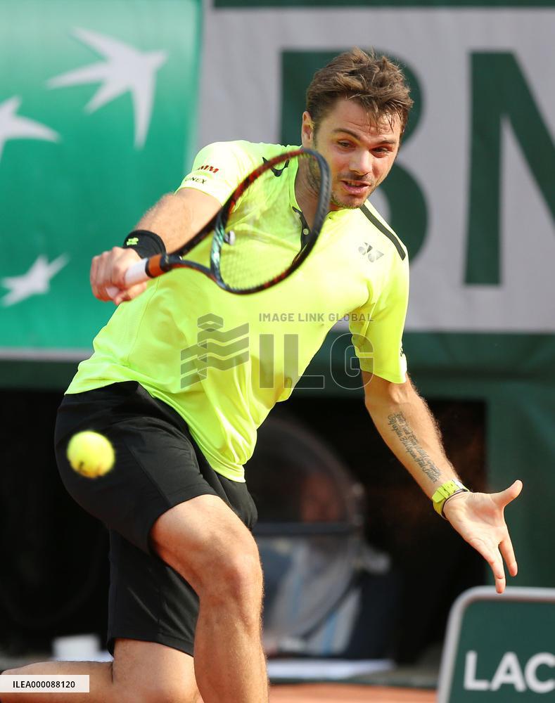 Wawrinka cruises into French Open 4th round