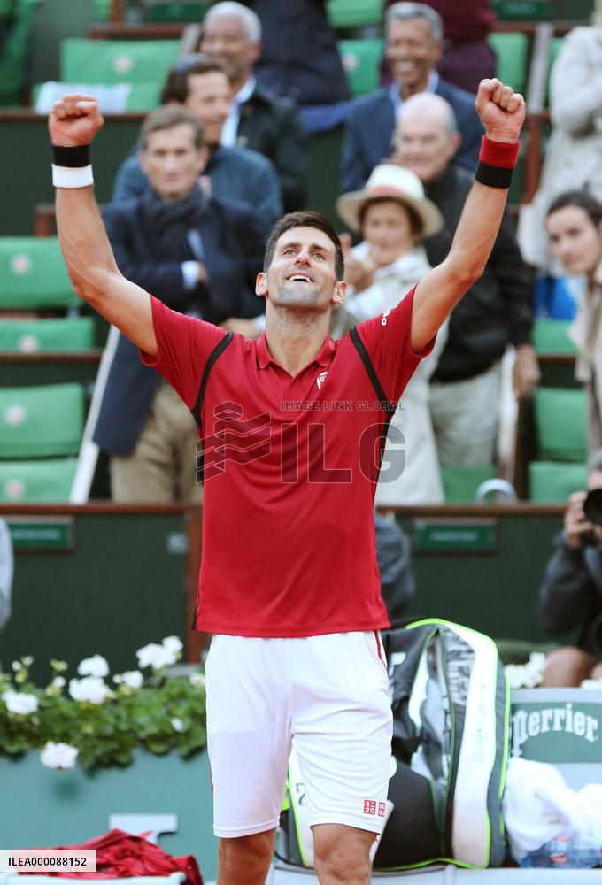 Djokovic powers through to Roland Garros 4th round