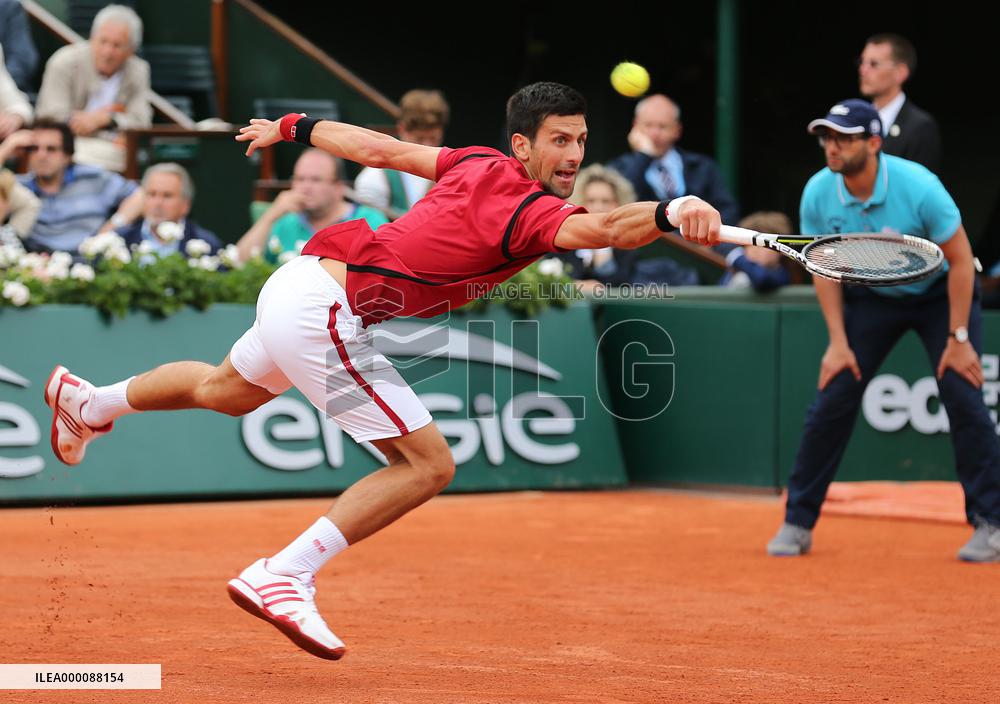 Djokovic powers through to Roland Garros 4th round