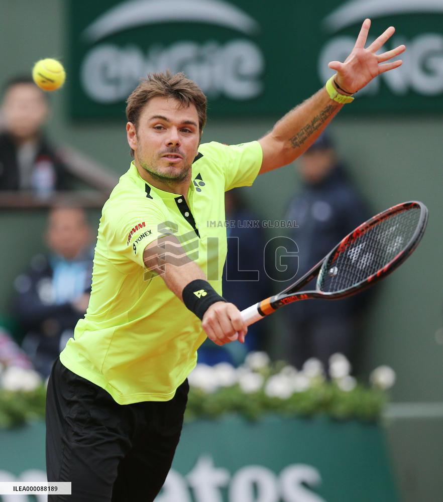Wawrinka moves into quarterfinals at French Open