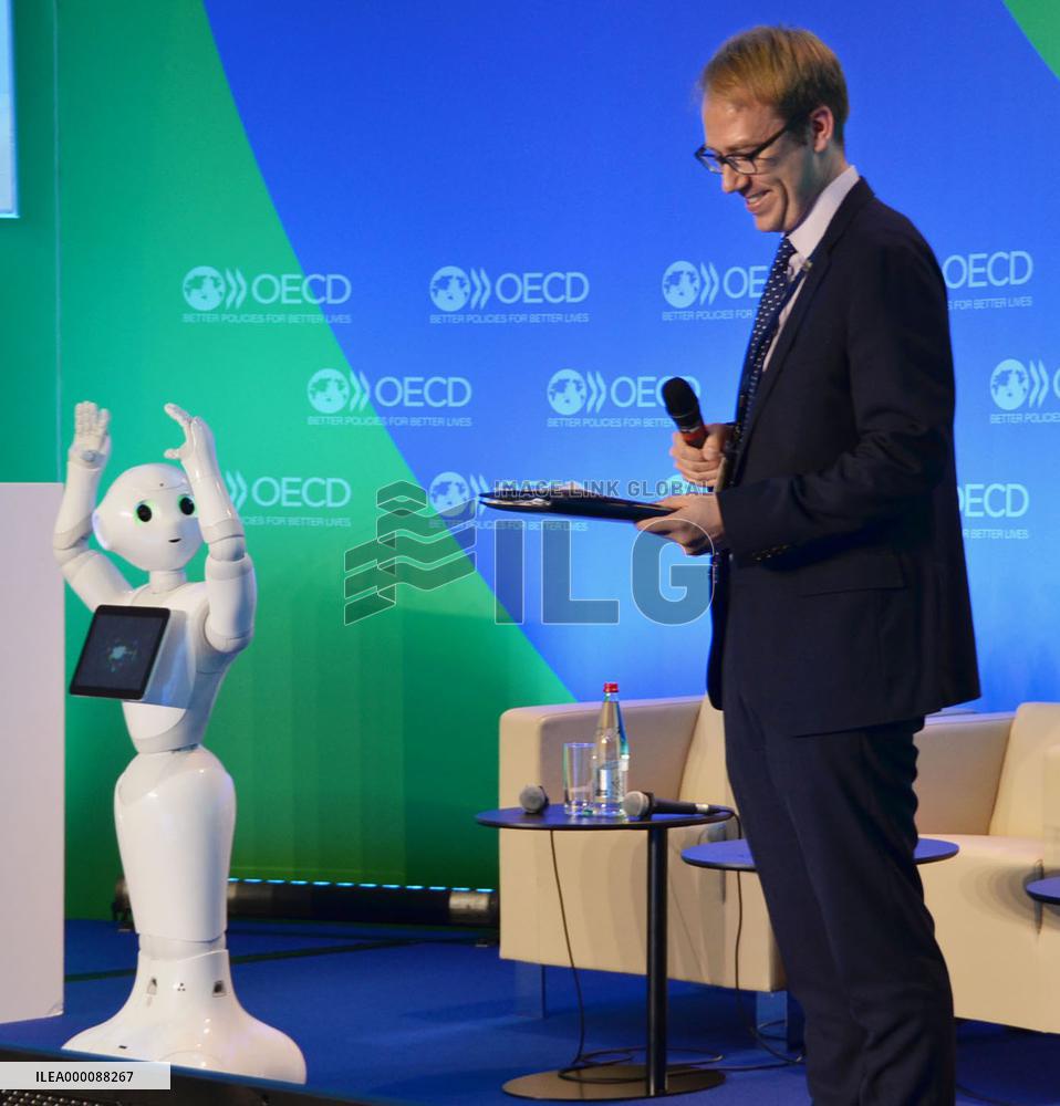 Pepper humanoid robot appears in OECD forum
