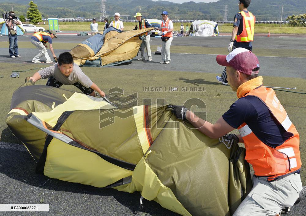 Tent community closed in quake-hit town