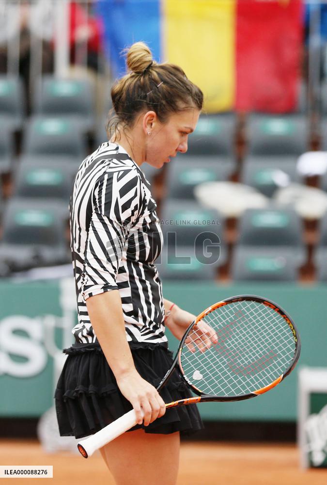 Stosur beats Halep to reach French Open quarterfinals