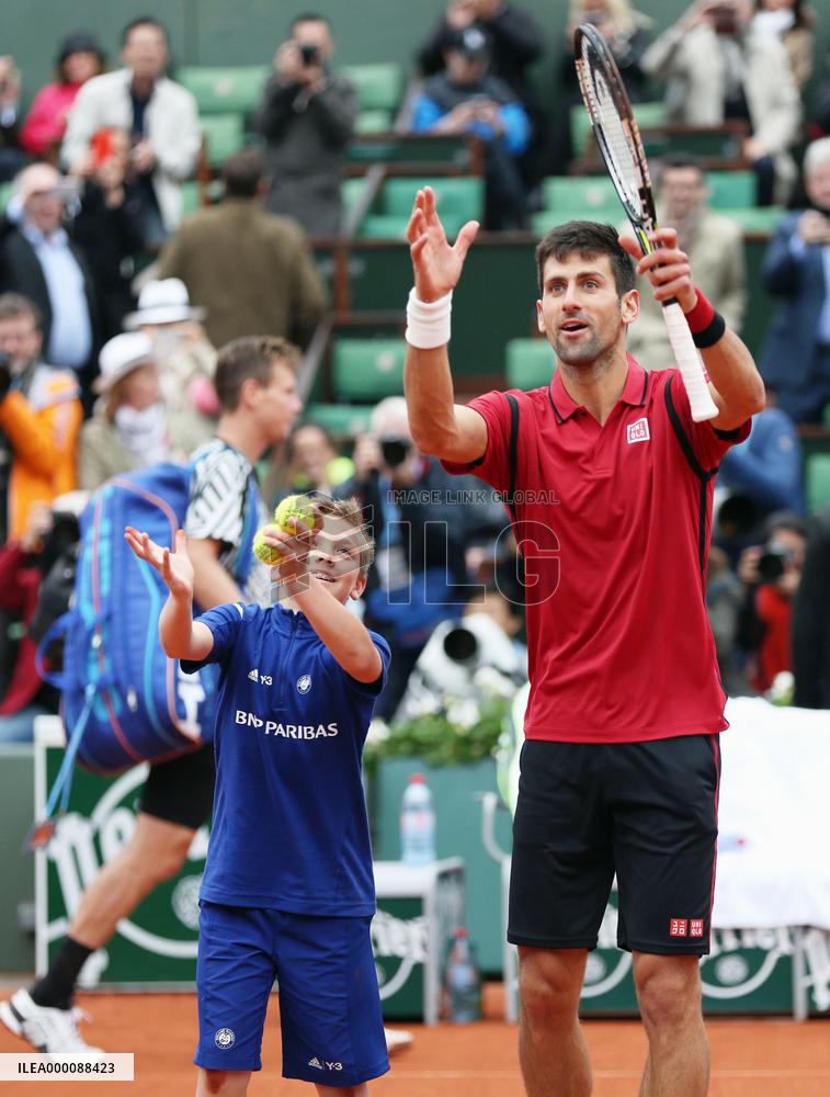 Djokovic advances to French Open semis for sixth straight year