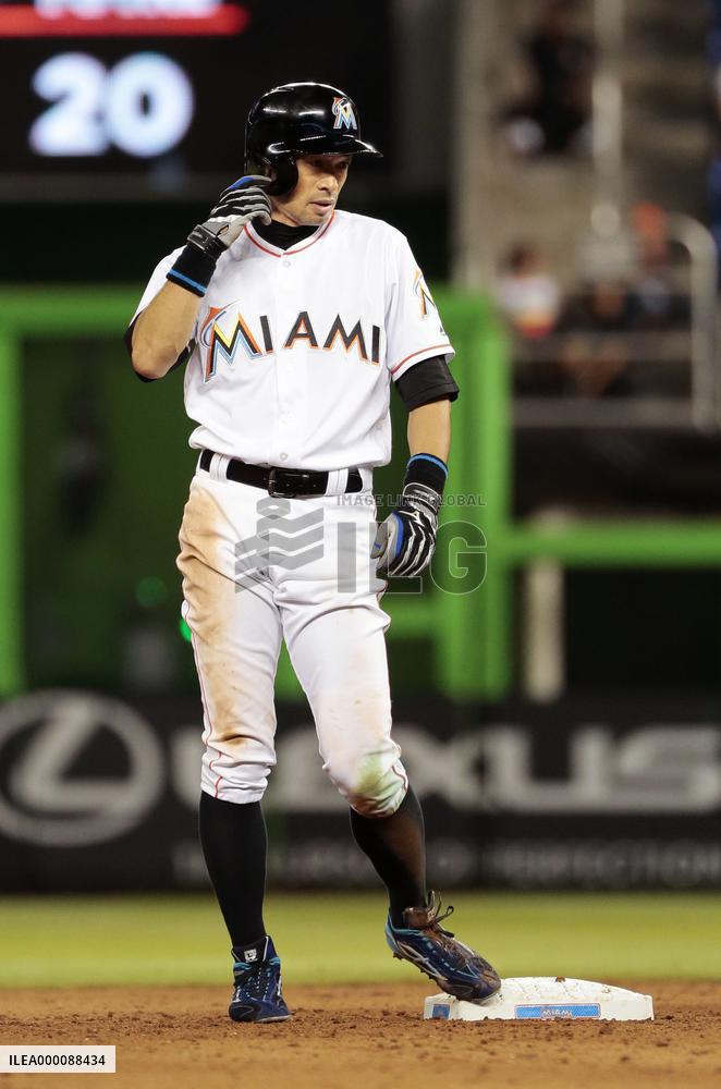 Ichiro marks 700th stolen base of career