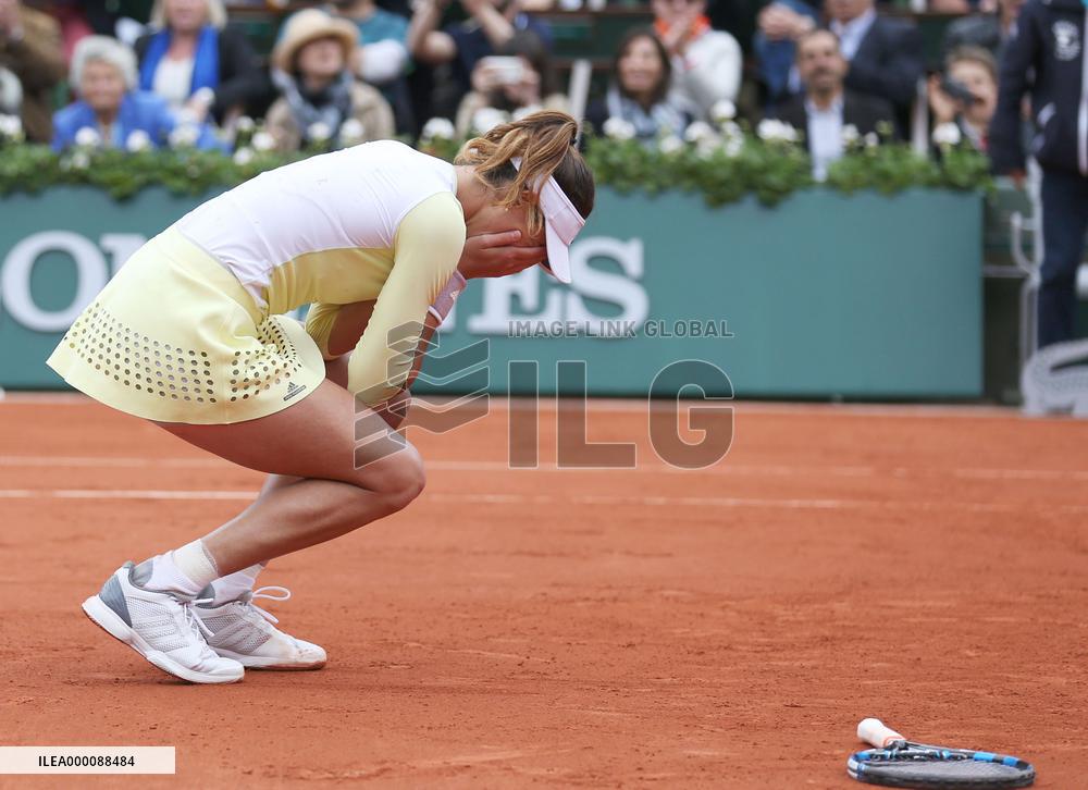 Muguruza defeats S. Williams to claim first major title