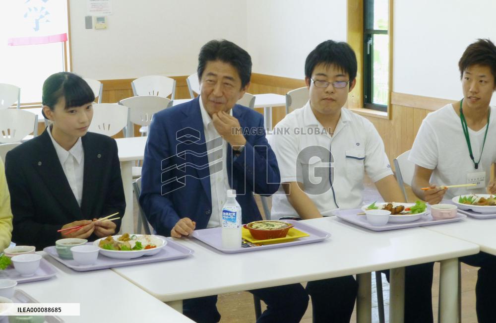PM Abe visits college in Nara