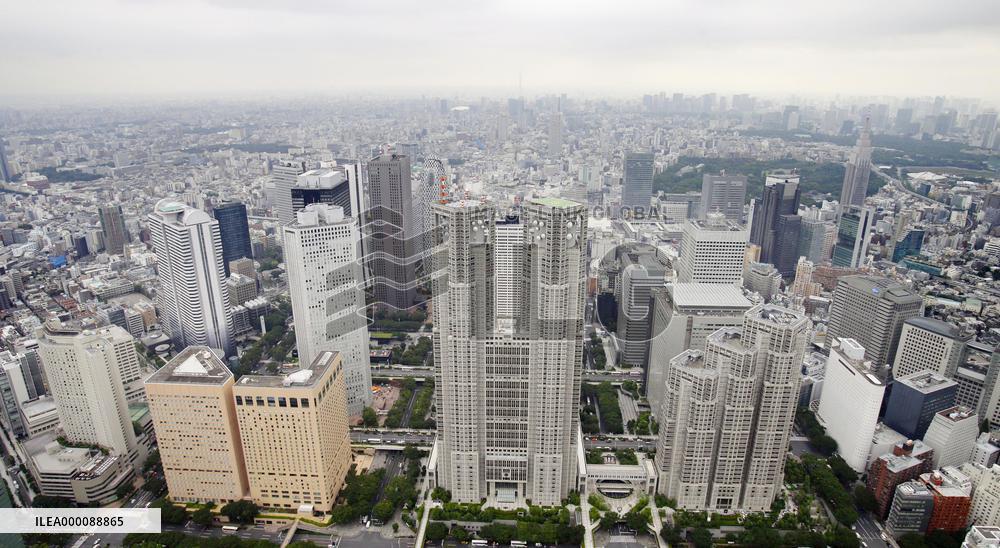 Tokyo governor steps down over political funds scandal