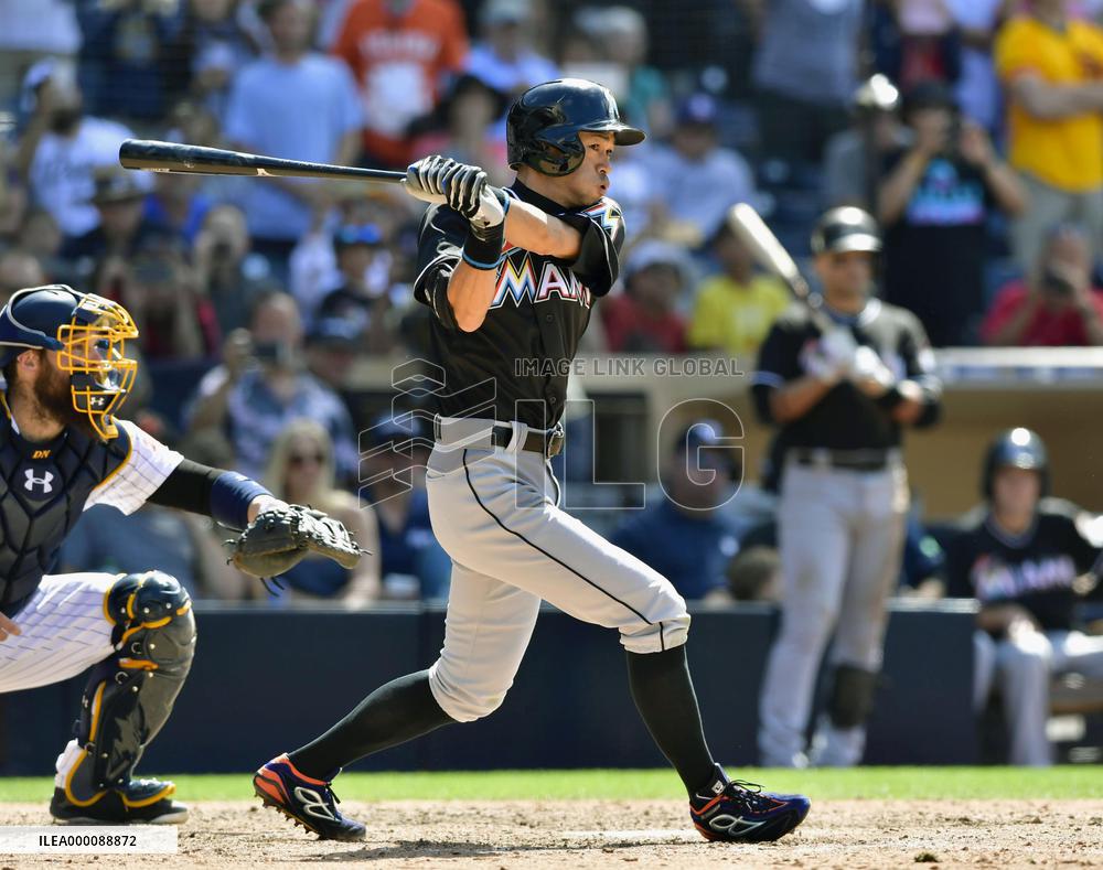Ichiro's pro hit total surpasses Pete Rose's