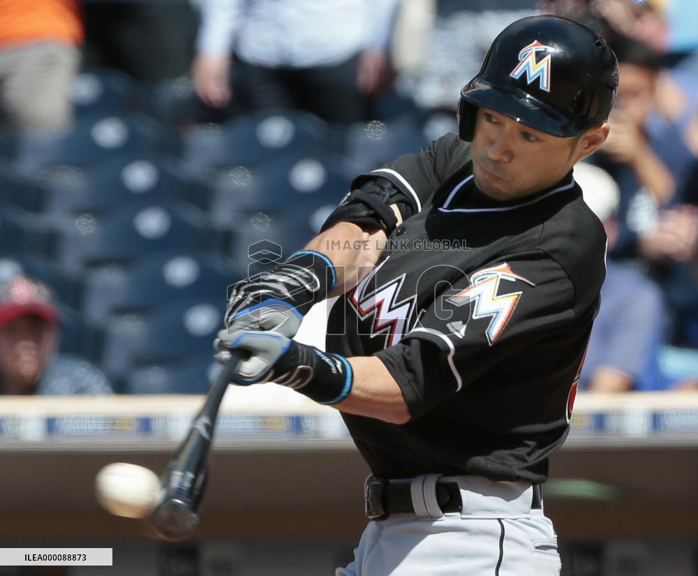 Ichiro's pro hit total surpasses Pete Rose's