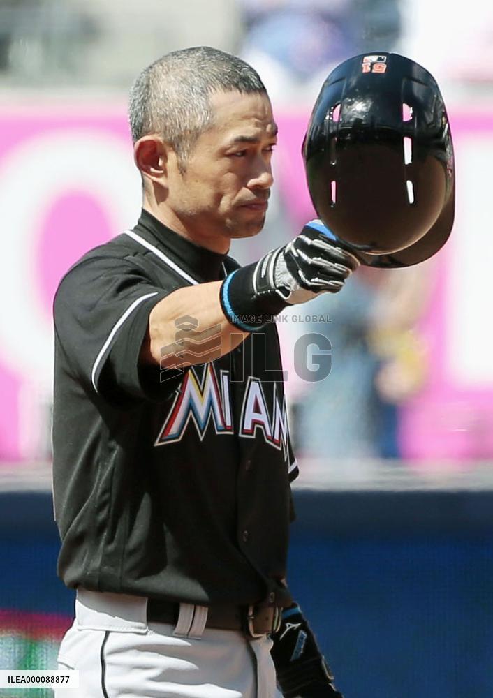 Suzuki gets 4,257th career hit, surpassing Rose's total