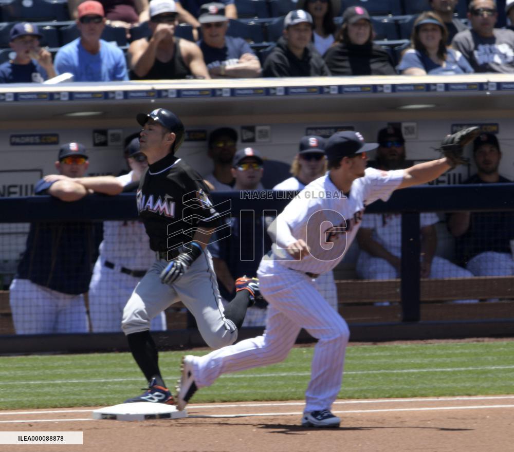 Ichiro's pro hit total surpasses Pete Rose's