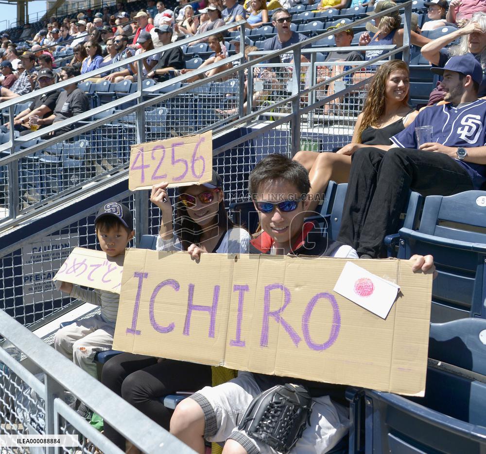Ichiro gets 4,257th career hit, surpassing Rose's total