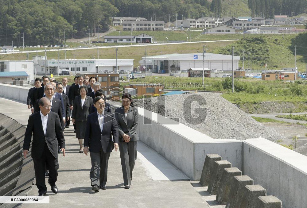 Crown prince, princess visit tsunami-struck area