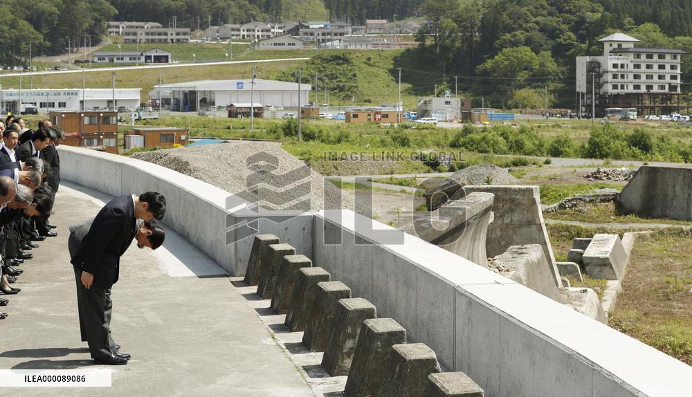 Crown prince, princess visit tsunami-struck area