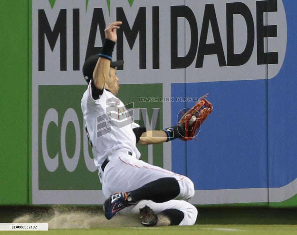 Ichiro goes 1-for-4 against Braves