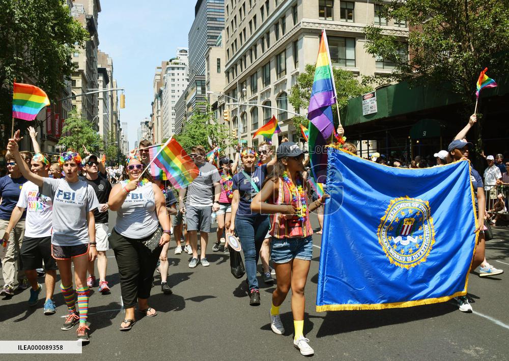 New Yorkers parade to commemorate Florida shooting victims