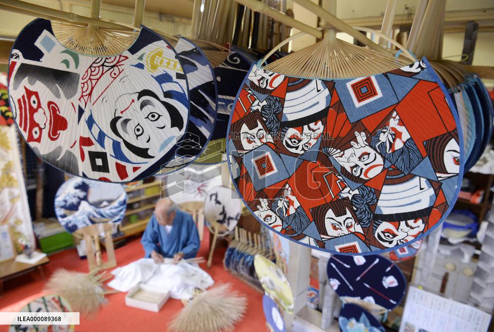 Peak season for making traditional "Boshu Uchiwa" fans