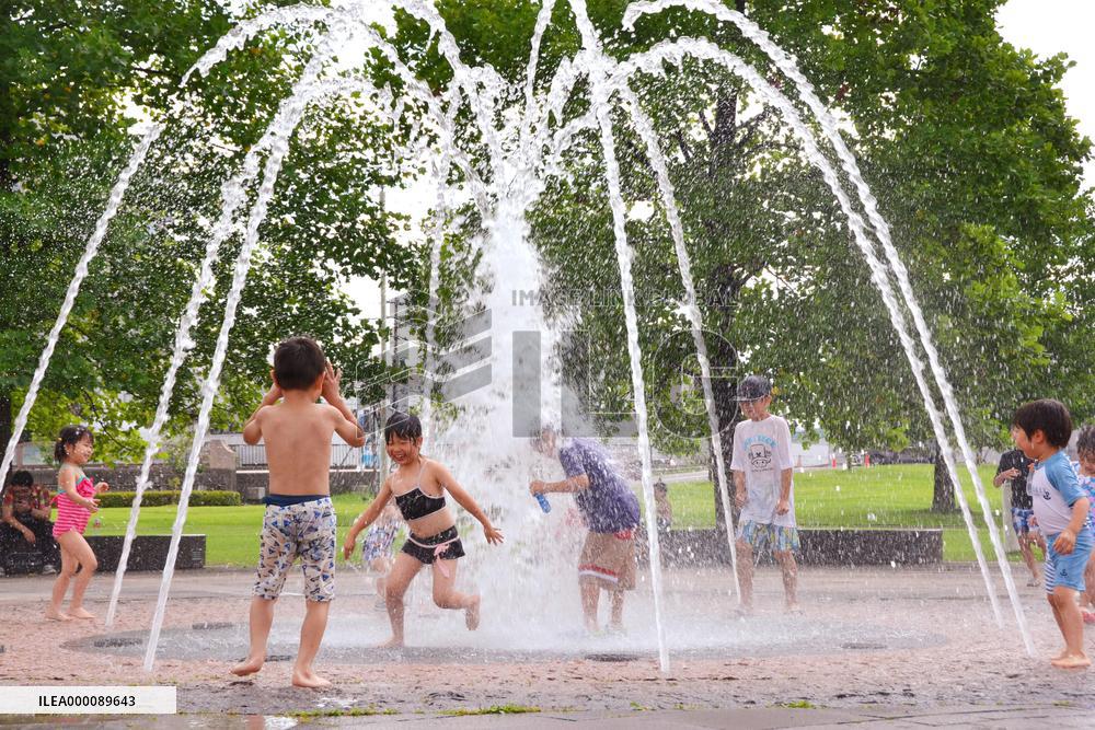 Mercury climbs to 37 C in central Japan