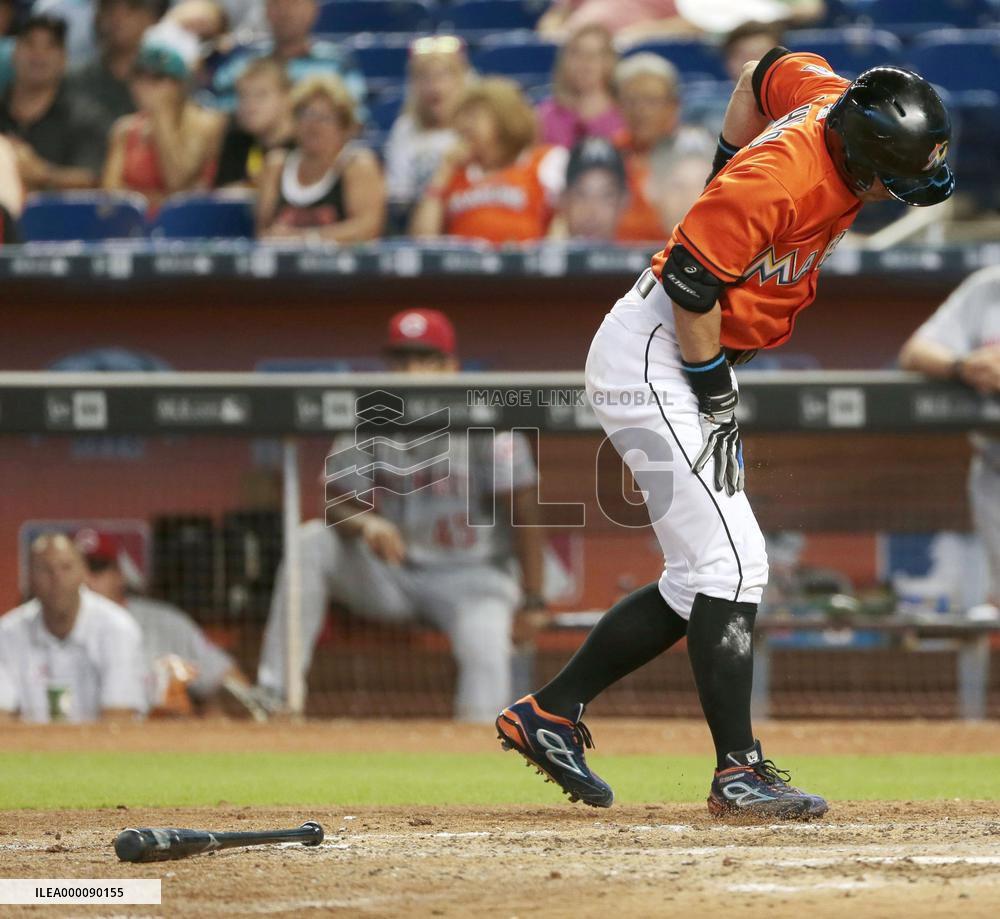 Ichiro hit by pitch in game against Reds