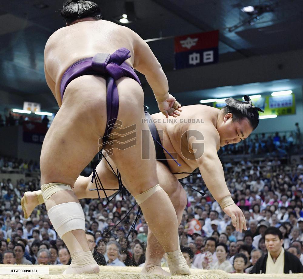 Ozeki Kisenosato suffers 1st loss at Nagoya sumo