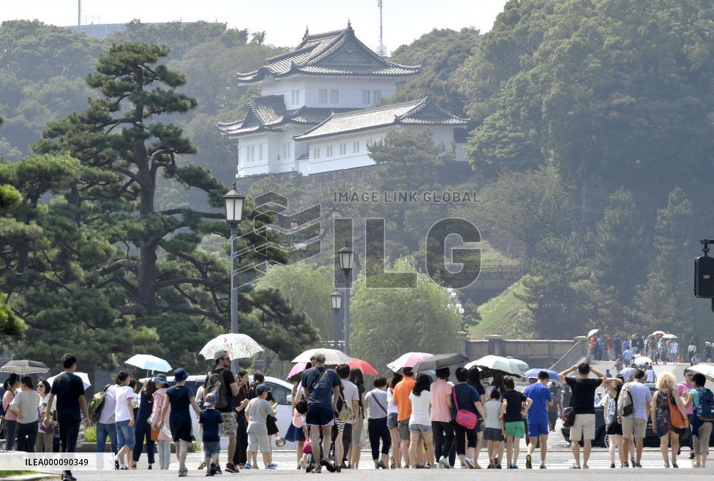 Gov't to draft outline of legal change for emperor abdication