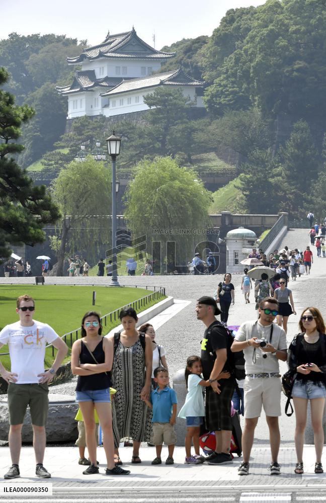 Gov't to draft outline of legal change for emperor abdication