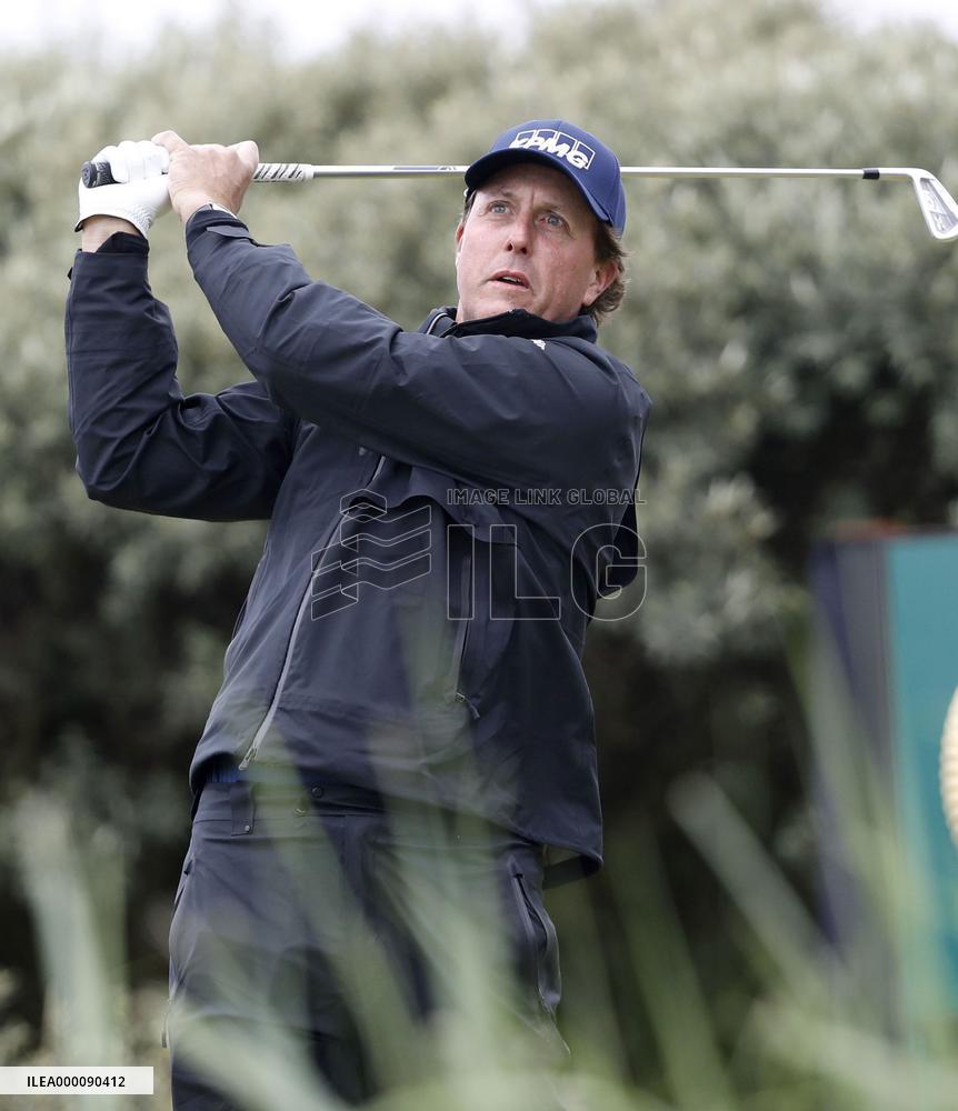 Golf: Mickelson retains lead at British Open