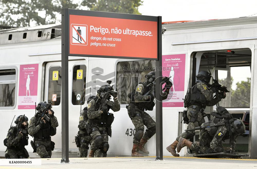 Soldiers, police conduct anti-terror drills in Rio de Janeiro