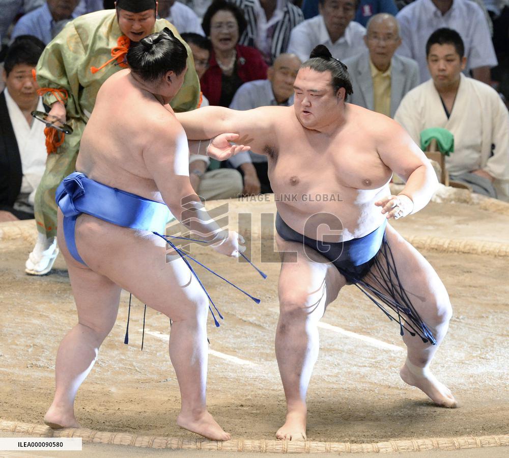 Ozeki Kisenosato, yokozuna Harumafuji lead Nagoya sumo