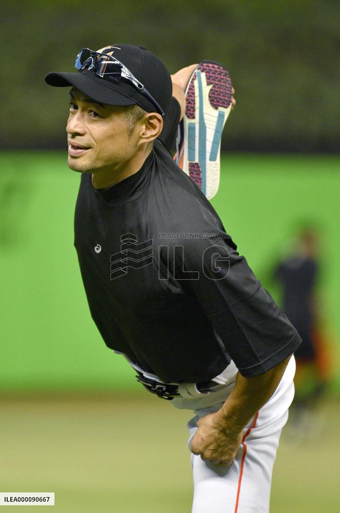 Ichiro 4 away from 3,000 hits after Marlins' loss