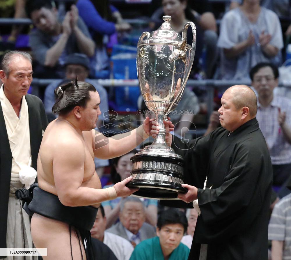 Harumafuji takes 8th title at Nagoya sumo