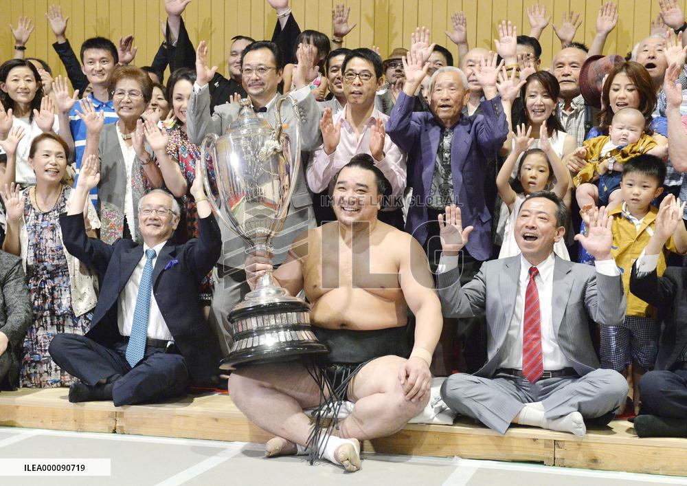 Harumafuji takes 8th title at Nagoya sumo