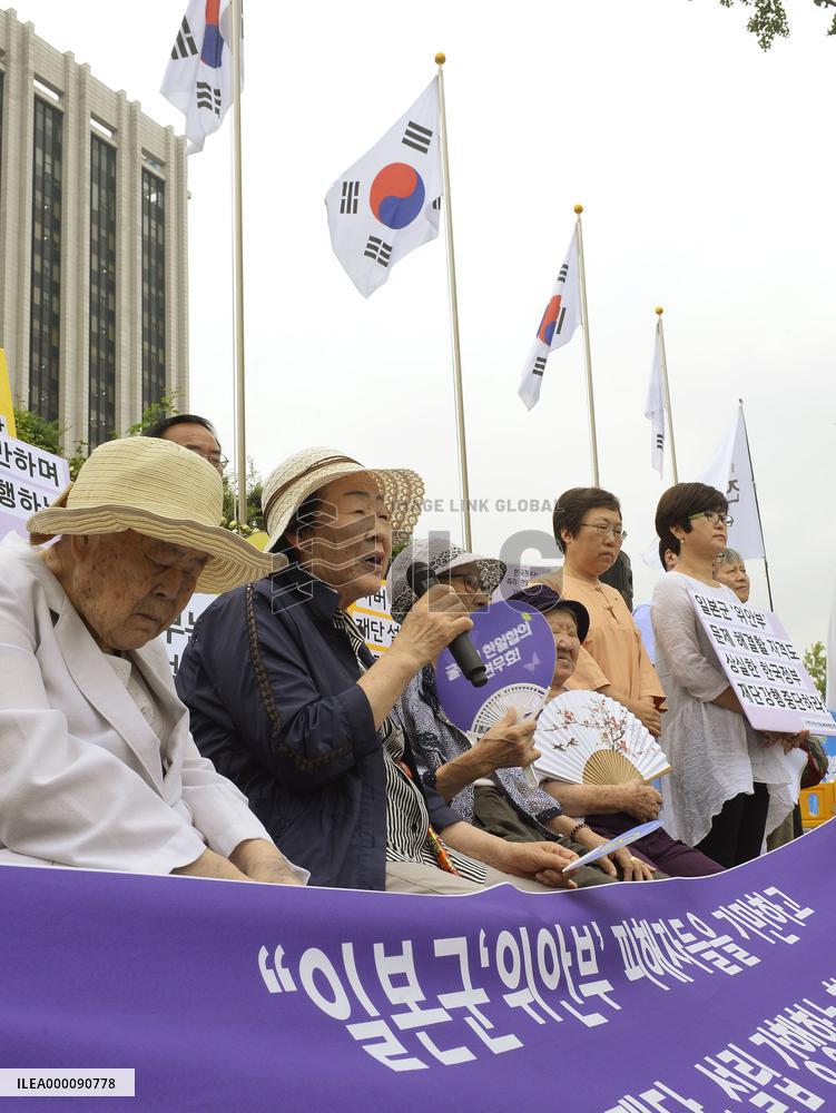 Protest over planned establishment of "comfort women" foundation