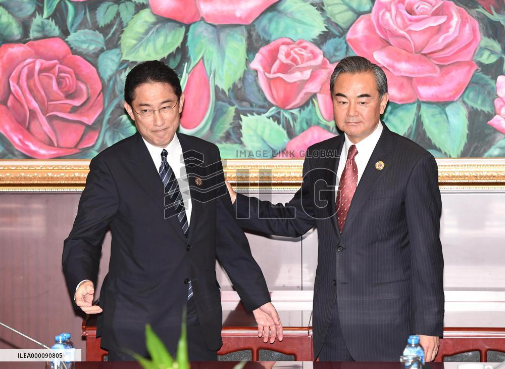 Japan presses China to accept South China Sea ruling