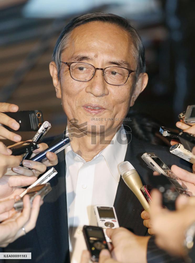 Abe eyes replacing injured LDP secretary general with veteran Nikai