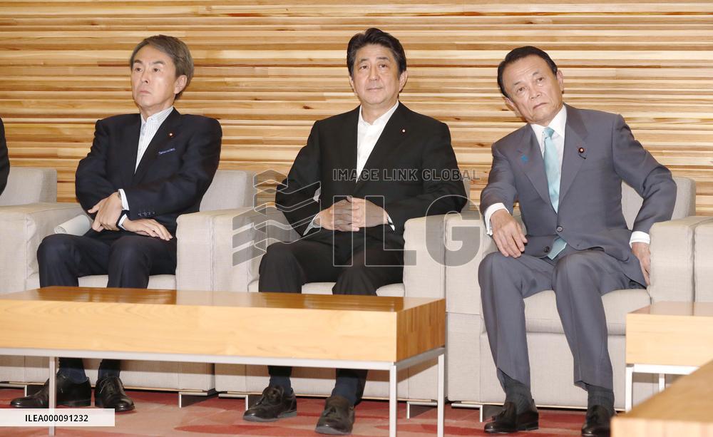 Abe's Cabinet approves 28 tril. yen stimulus package