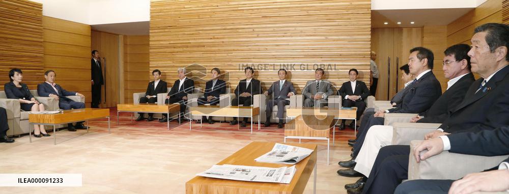 Abe's Cabinet approves 28 tril. yen stimulus package