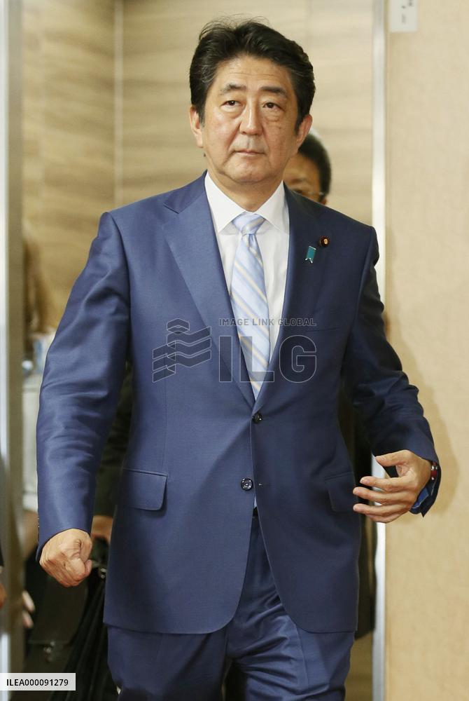 PM Abe arrives at LDP headquarters