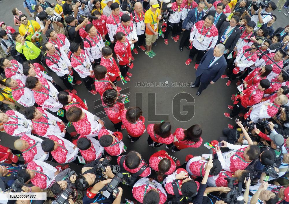Japanese athletes form multiple rings