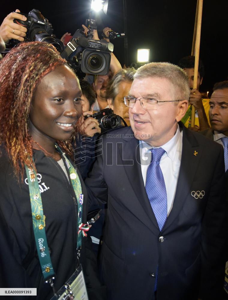 Refugee Olympic Team welcomed at athletes village
