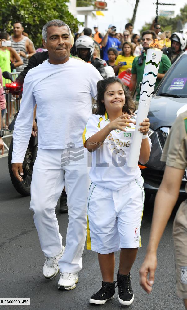 Soccer legend relays Olympic torch
